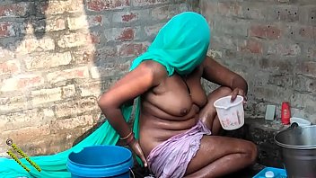 tamil aunty opeb bath