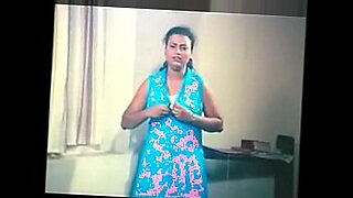 indian mallu anty boobs showing