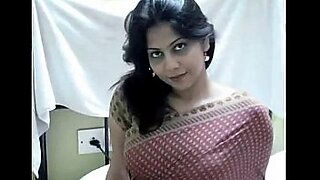 indian aunties showing her boobs