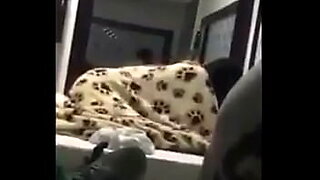 hijo con grande pene se coje a su madre mientras duerme en idioma español