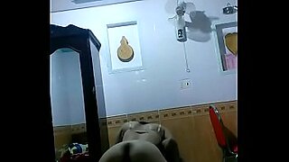 marido filma esposa com camera escondida e exibe na webcam