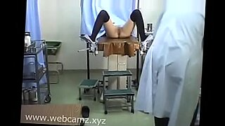 doctor fingiring pussy