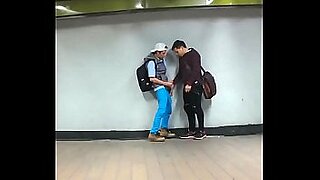 chicas agarrando verga en el metro