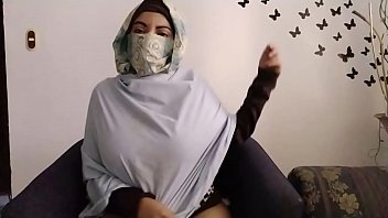 muslim girl pissing in toilet